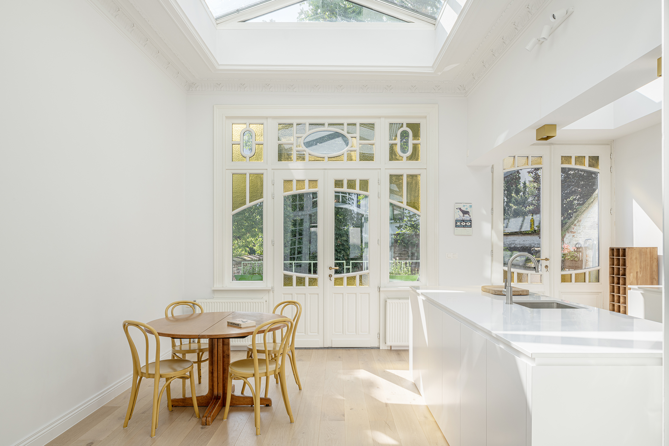 Bros Antwerpen maatwerk keuken art deco eik parket wit renovatie silestone composiet marmer onderbouwspoelbak dakkoepel notelaar AEG oven blanco keukenkraan